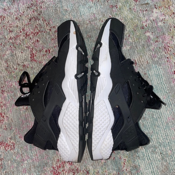 WMNS Nike Huaraches - size 9 - Picture 2 of 8